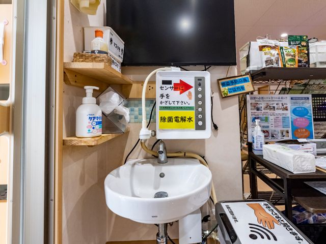 洗面台と衛生用品 洗面台 衛生管理に配慮した設備が整っており、清潔さを保つための消毒液も備え付けられています。利用者の手洗いや消毒の便宜を図るための工夫が見られます。