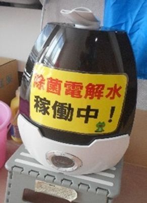 黒と白の賞状掛け台