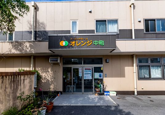 オレンジ色ロゴの入口