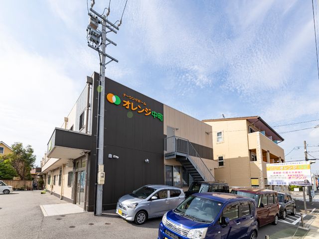 施設の外観全景 外観 ゆったりとした駐車スペースが確保された外観です。この地域に溶け込む落ち着いたデザインが特徴です。
