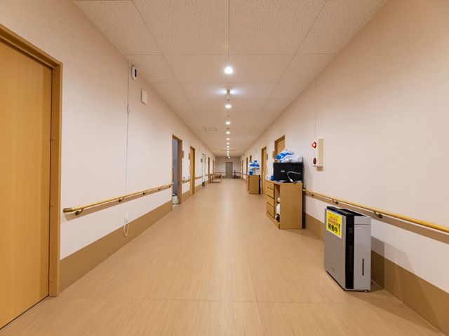 明るく清潔な廊下 廊下 手すりが設けられた、ゆったりとした廊下は移動が容易で、清潔感のある環境が保たれています。