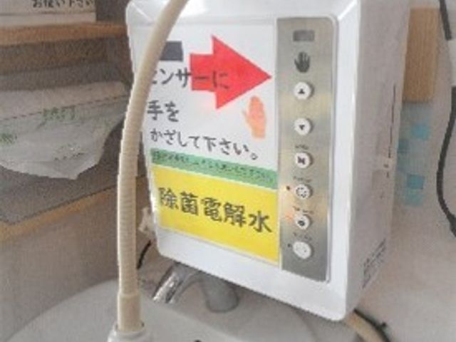 緊急時呼出装置つき洗面台 感染症対策 手元に緊急呼出装置が備えられた洗面台です。安全面を重視し、応急時にはすぐに対応可能な設計となっております。