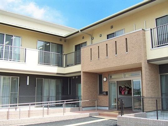 明るい外観の建物エントランス