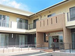 明るい建物のエントランス