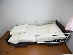 清潔な居室のベッド