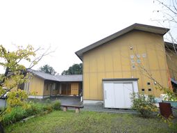 黄色い外壁の建物外観