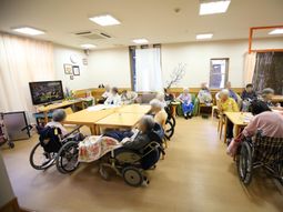 居室で過ごす人々