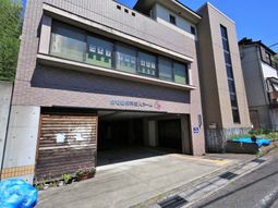 明るい外観の建物エントランス