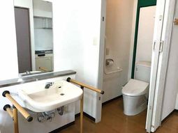 手すり付きトイレと洗面台