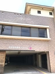 建物正面エントランス外観