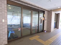 玄関の自動ドアとAED
