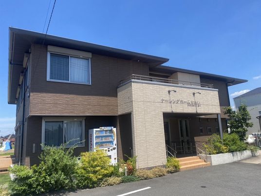 緑豊かな建物外観