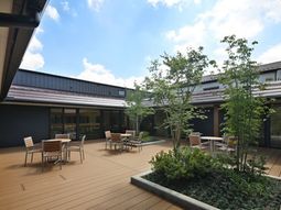 中庭の静かな休憩スペース