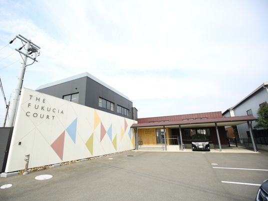 多彩な外壁の建物外観