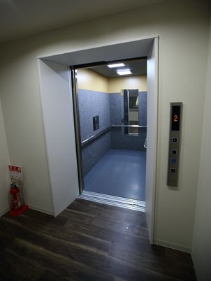 モダンなエレベーター入口