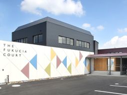 モダンな外観の建物