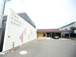 カラフルな外壁の建物正面