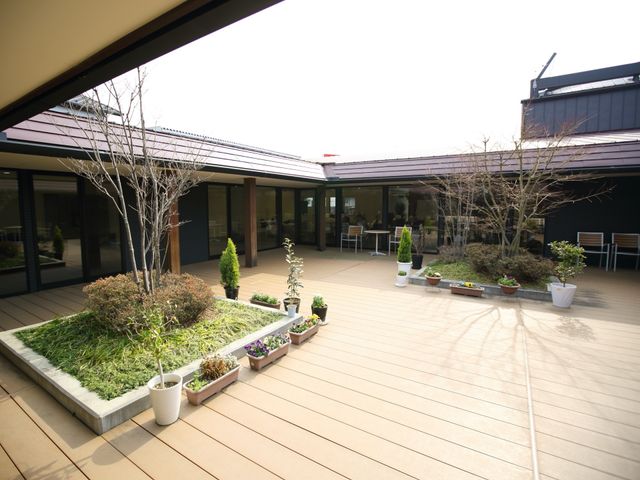 日当たり良好な開放的な中庭 テラス 陽光溢れる中庭は、居心地の良い憩いの場として利用者の方々に喜ばれています。自然の温もりを感じながら、ゆったりとした時間を過ごすことができます。