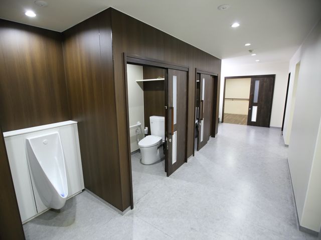 清潔な複数設備の廊下 トイレ 広々とした清潔感あふれるトイレスペースは、バリアフリー設計で誰もが快適にご利用いただけます。