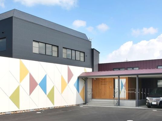 彩色外壁の施設外観  