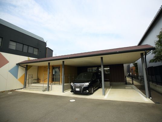 快適な施設のエントランス