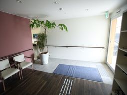 明るいエントランス空間