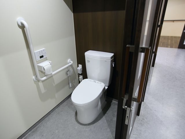 バリアフリートイレ設備 トイレ 手すり付きの清潔なトイレ空間です。安全なサポートを考慮した設計により、誰もが心地よくご利用いただけます。