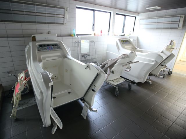 先進的な浴室設備 浴室 最新の機能を持つ浴槽が並べられ、ゆったりとした空間が確保されています。安全かつ快適な入浴を支援する環境が整っております。