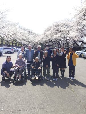 桜並木を背景にした屋外