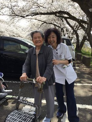 桜の木と笑顔の人々
