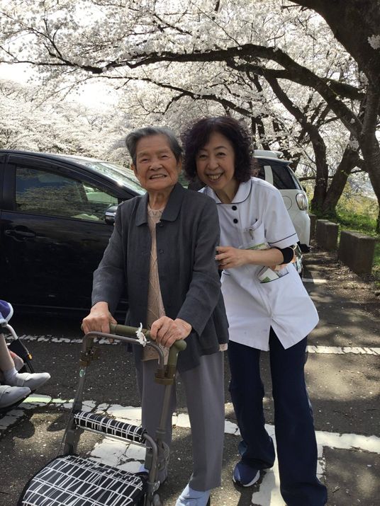 桜の木と笑顔の人々