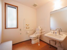 手すり付き清潔なトイレ