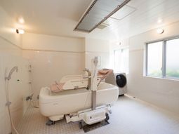 明るく清潔な浴室