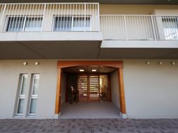 明るいエントランスの外観