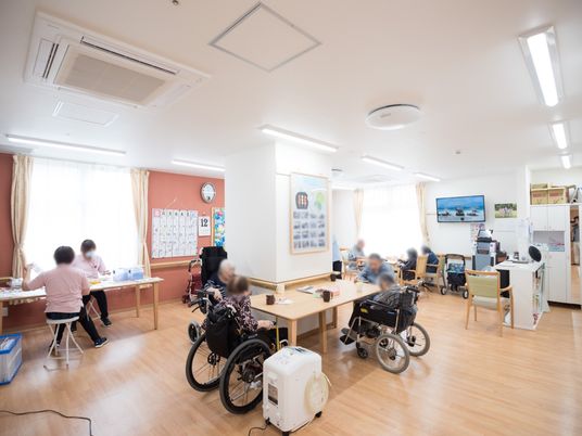 明るい居室の様子