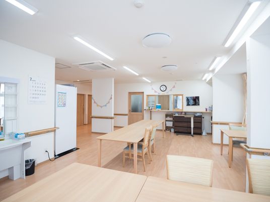 多目的スペースの明るい室内