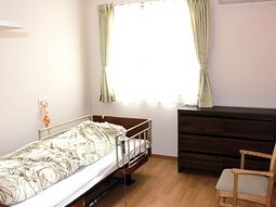 居室のベッドと家具