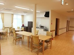 明るい共有ダイニングの一角