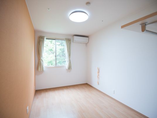 窓辺の清潔な居室