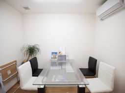 シンプルな応接スペース