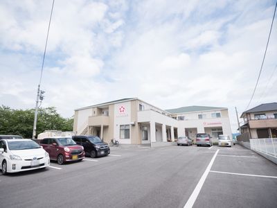 明るい外観の建物前