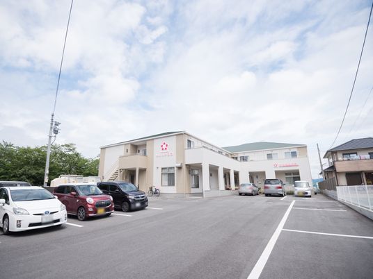 明るい外観の建物前