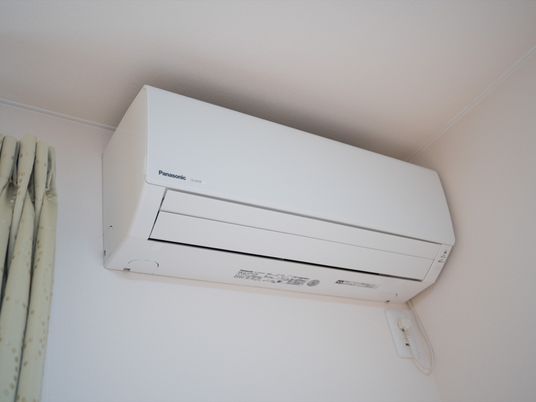 壁掛け型のエアコン