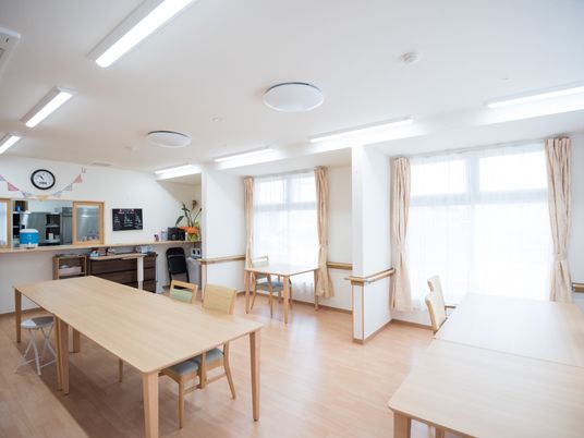 共用スペースの明るい午後