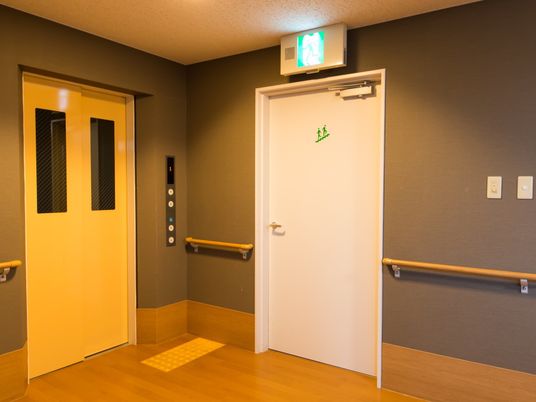 手すり付き廊下端
