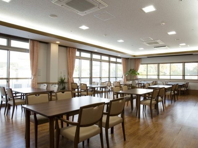 明るいダイニングルーム 食堂 開放的なダイニングルームは、天井が高く自然光がたっぷりと入り、ご飯時も快適にお過ごしいただけます。窓からは外の景色も楽しめ、食事のひとときがより豊かになります。