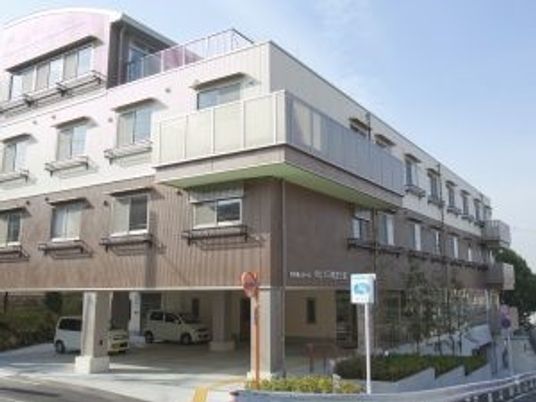 茶色の建物の外観