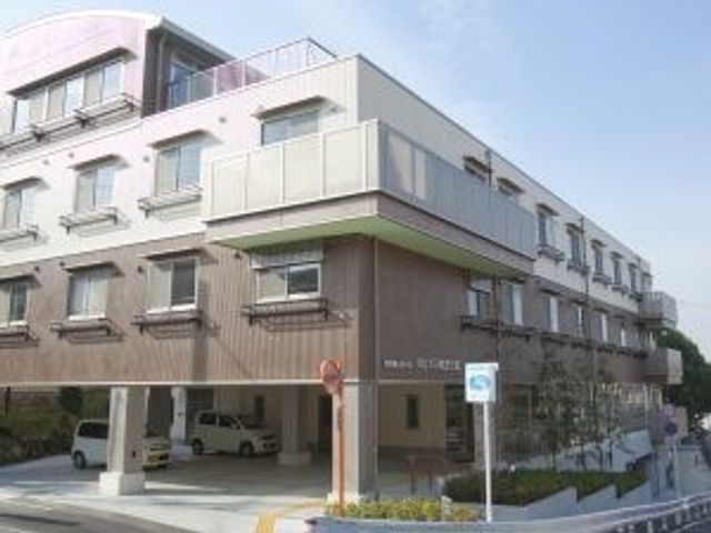 茶色の建物の外観 外観 ゆったりとした癒しの空間が広がる外観です。車椅子でも安心なスロープ付き入口が備わっています。