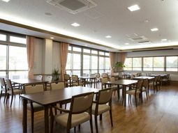 明るい食堂の様子