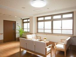 明るい待合室の一角